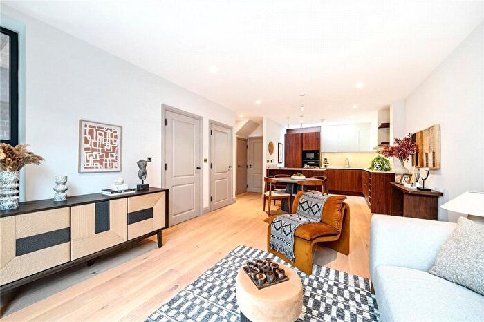 4 Bedroom Terraced House For Sale In Lynwood Close, London, E18