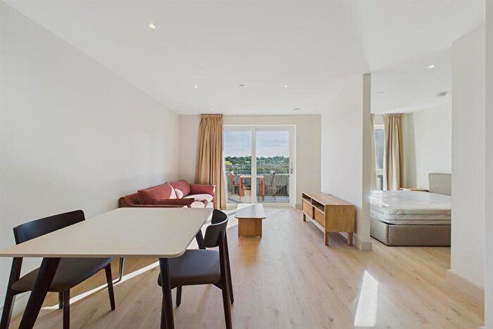 Apartment To Rent In Beaufort Square, London, NW9