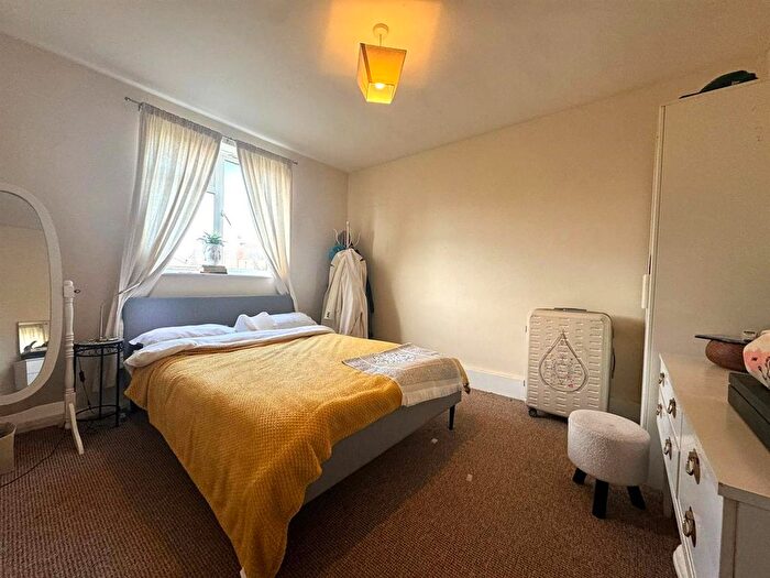 2 Bedroom Flat To Rent In Bells Hill, Barnet, EN5