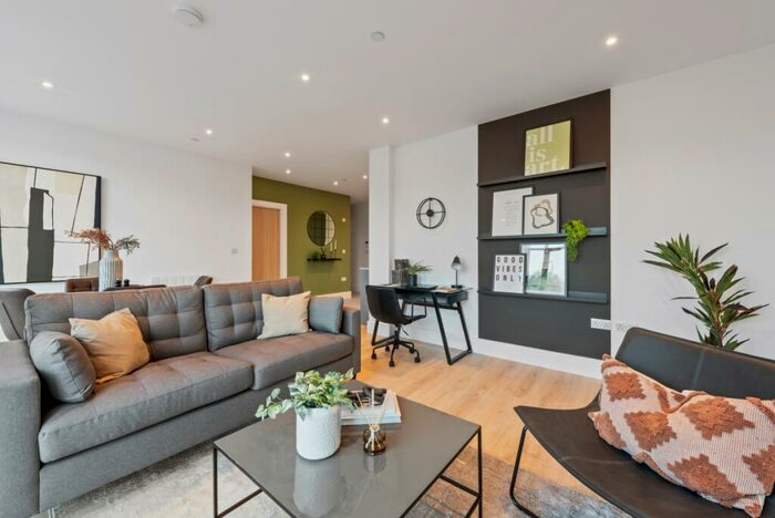 2 Bedroom Apartment To Rent In - Pycroft Road Chertsey, KT16