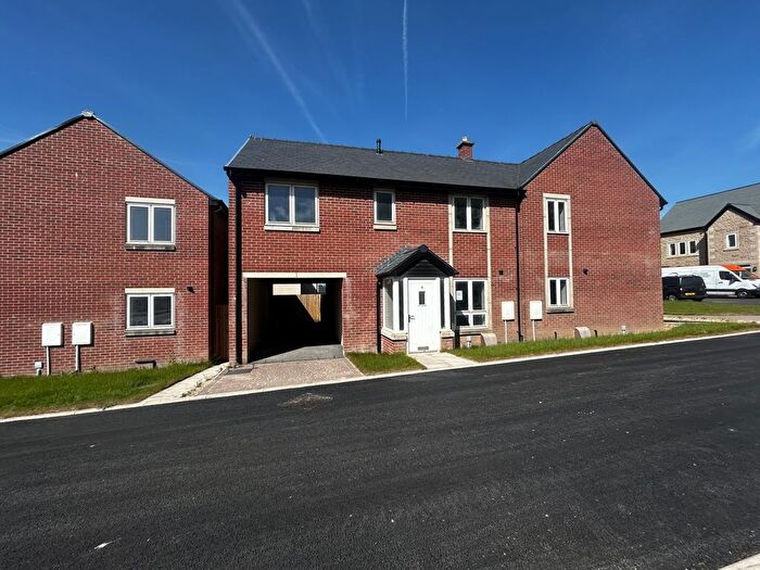 4 Bedroom Semi-Detached House To Rent In Meadowhead, Longridge, PR3