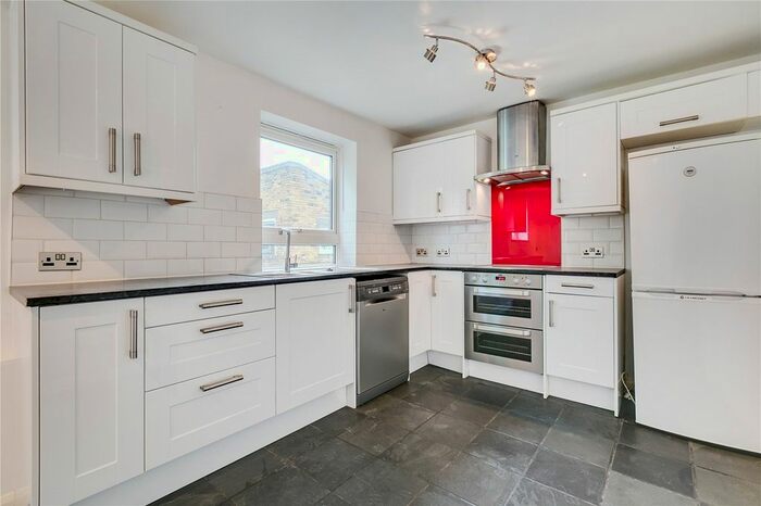 3 Bedroom Flat To Rent In Surcot House, Union Road, London, SW4