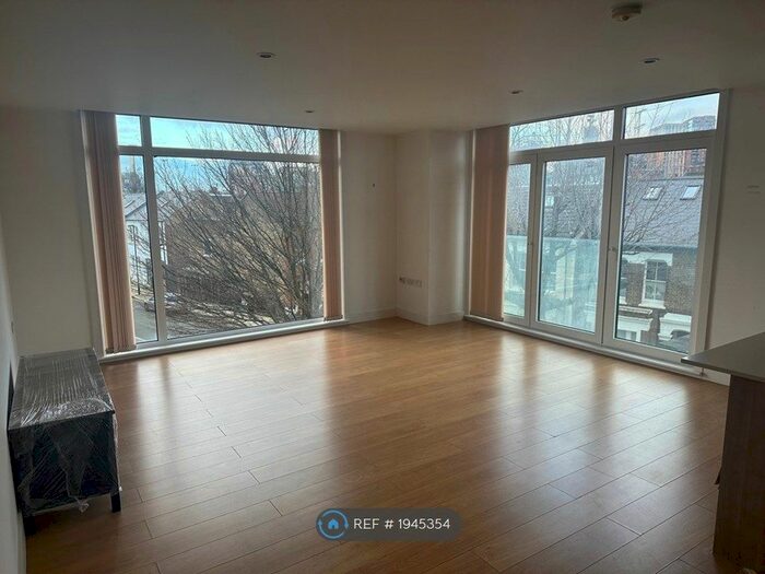 2 Bedroom Flat To Rent In Cornell Square, London, SW8