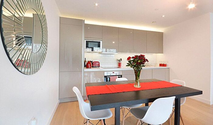 1 Bedroom Flat To Rent In Rutherford Heights, Elephant And Castle, London, SE17