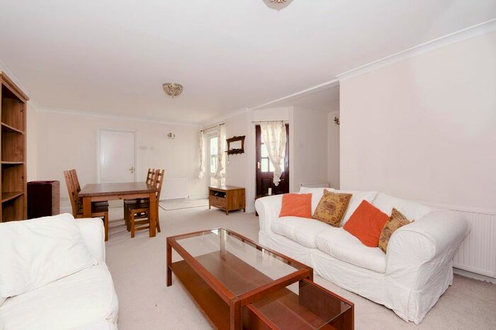 3 Bedroom Property To Rent In Buckingham Mews, Islington, N1