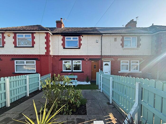 2 Bedroom Town House For Sale In Beechwood Drive, Halifax, West Yorkshire, HX2