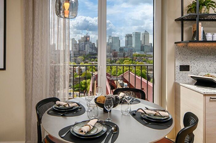 1 Bedroom Apartment For Sale In Heron Wharf, Leven Road, London, E14