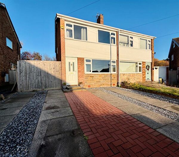 3 Bedroom Semi Detached House For Sale In Moorgate Road, Kippax, Leeds, LS25