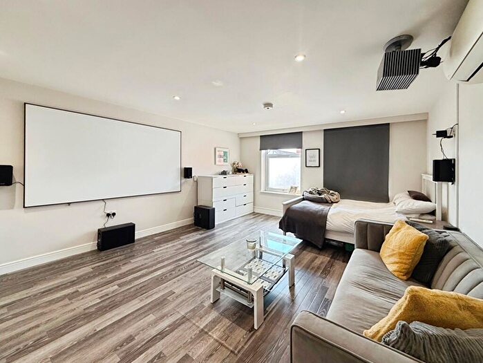 Studio For Sale In High Street, Crowthorne, Berkshire, RG45