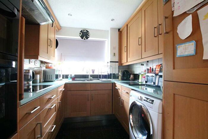 2 Bedroom Apartment For Sale In Waterfields, Leatherhead, KT22