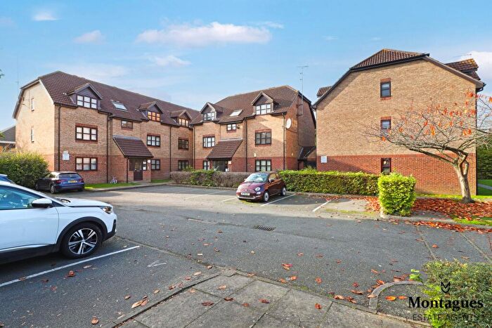2 Bedroom Flat For Sale In The Croft, Loughton, IG10