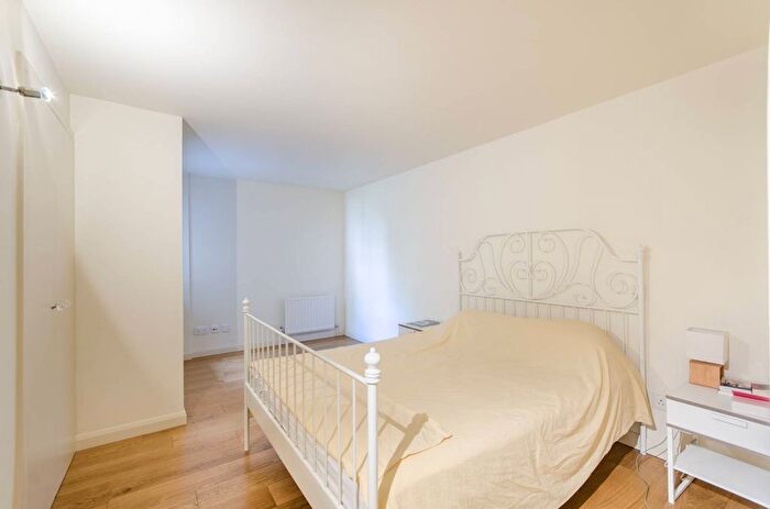 1 Bedroom Flat To Rent In Earls Court Square, Earls Court, London, SW5