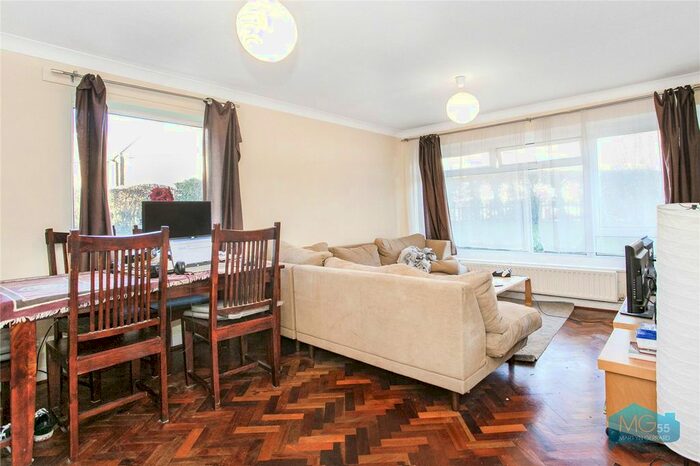 2 Bedroom Flat To Rent In Cedar Drive, East Finchley, London, N2