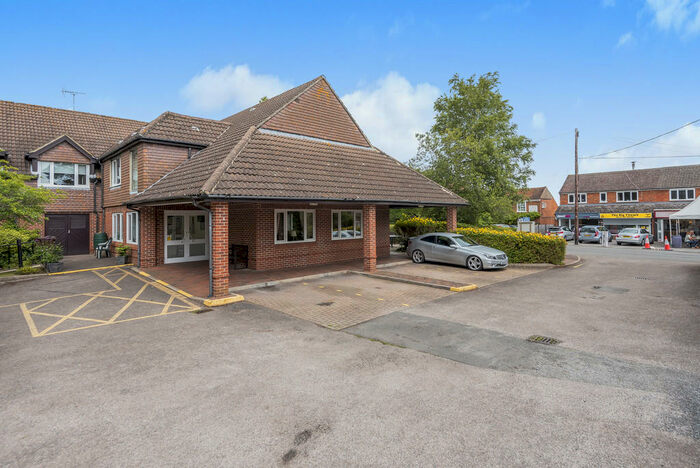 1 Bedroom Ground Flat To Rent In Haddenhurst Court, Binfield, RG42