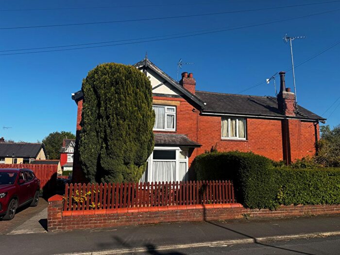3 Bedroom Semi-Detached House For Sale In Kirkstall Mount, Leeds, LS5
