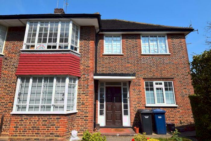 2 Bedroom Ground Maisonette To Rent In Brim Hill, Hampstead Garden Suburb, N2
