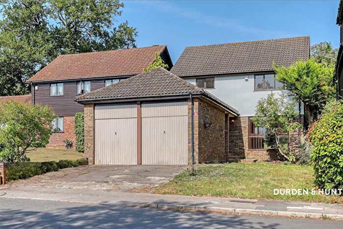 4 Bedroom Detached House For Sale In Kynance Close, Romford, RM3