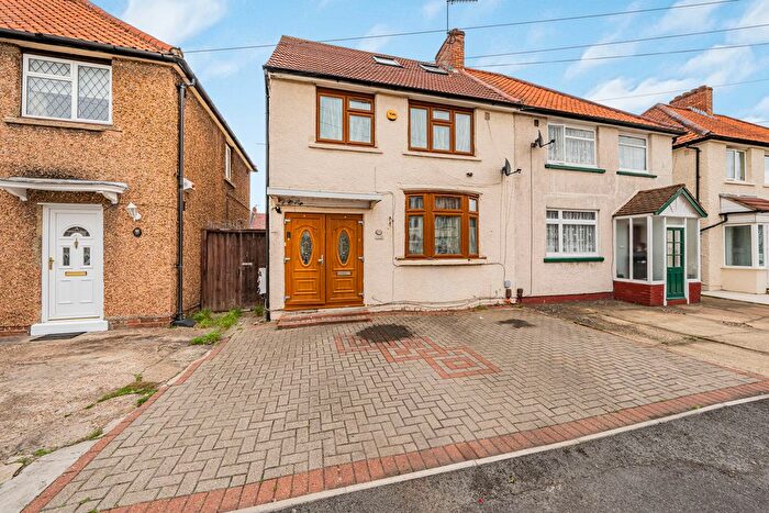 4 Bedroom Semi Detached House For Sale In Hanover Circle, Hayes, Middlesex, UB3