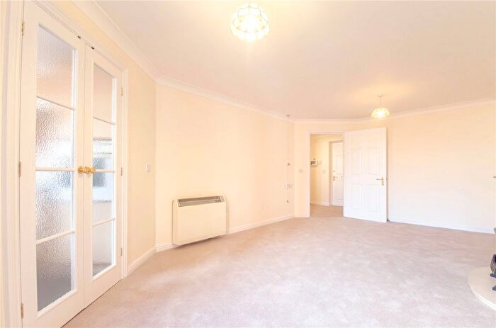 1 Bedroom Flat For Sale In Paynes Park, Hitchin, Hertfordshire, SG5