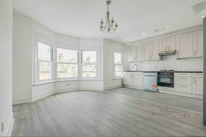 3 Bedroom Flat To Rent In Stapleton Hall Road, Stroud Green, N4