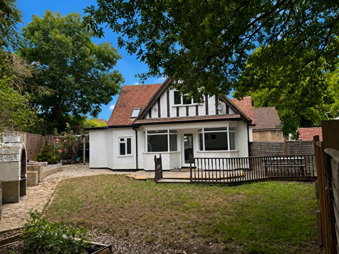 3 Bedroom Detached House For Sale In Park Grove, Reading, RG30