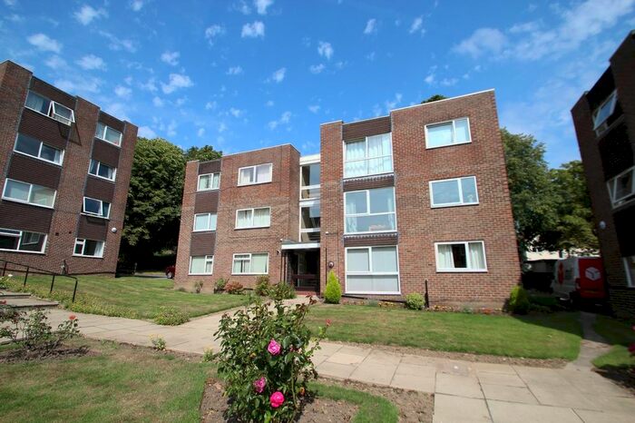 2 Bedroom Flat To Rent In Kingsway Court, Leeds, West Yorkshire, Uk, LS17