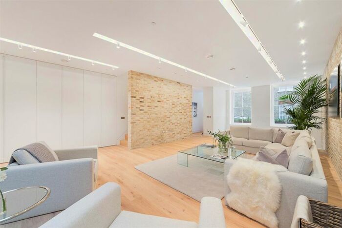 3 Bedroom Mews To Rent In Bingham Place, Marylebone, W1U