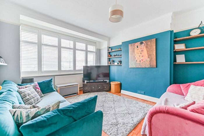 4 Bedroom End Of Terrace House For Sale In Limpsfield Avenue, Thornton Heath, CR7