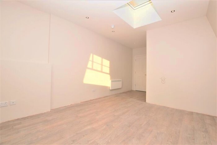 Flat To Rent In Rye Lane London, SE15