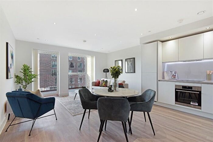 2 Bedroom Flat To Rent In Thames Road, London, E16