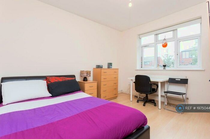 4 Bedroom Flat To Rent In Henley Court, London, NW4