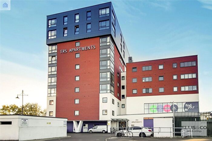 2 Bedroom Flat To Rent In The Green, Southall, UB2