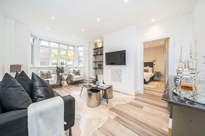 2 Bedroom Flat To Rent In Chatsworth Court, Pembroke Road, W8