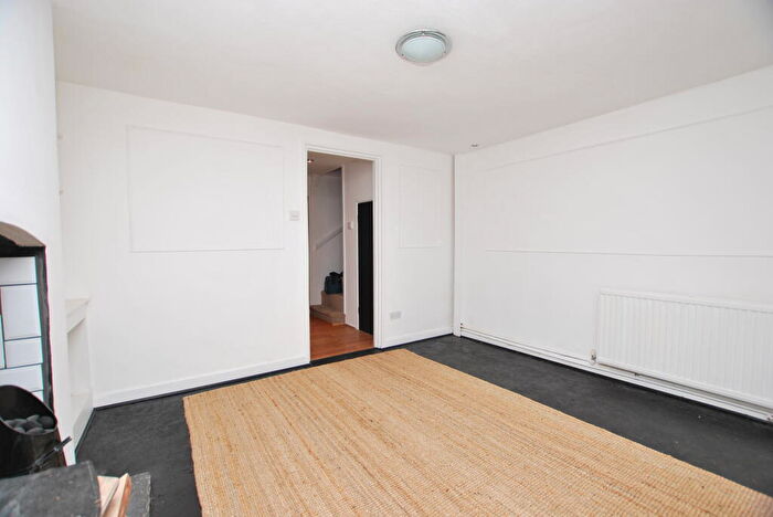 2 Bedroom End Of Terrace House To Rent In Old Road, LU7