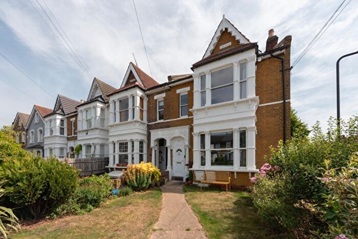 2 Bedroom Flat For Sale In Lytton Road, Leytonstone, London, E11