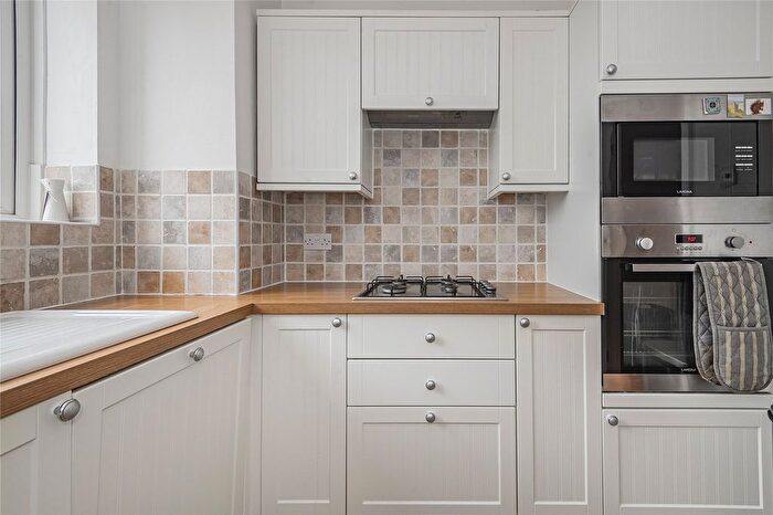 2 Bedroom Flat For Sale In Dounesforth Gardens, London, SW18