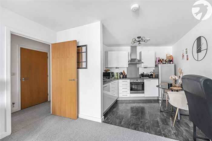1 Bedroom Flat For Sale In Carmichael Avenue, Greenhithe, Kent, DA9