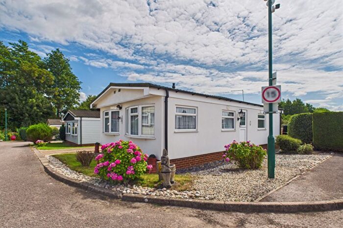 2 Bedroom Mobile/park Home For Sale In Fifteenth Avenue, Holly Lodge, Lower Kingswood, Tadworth, KT20