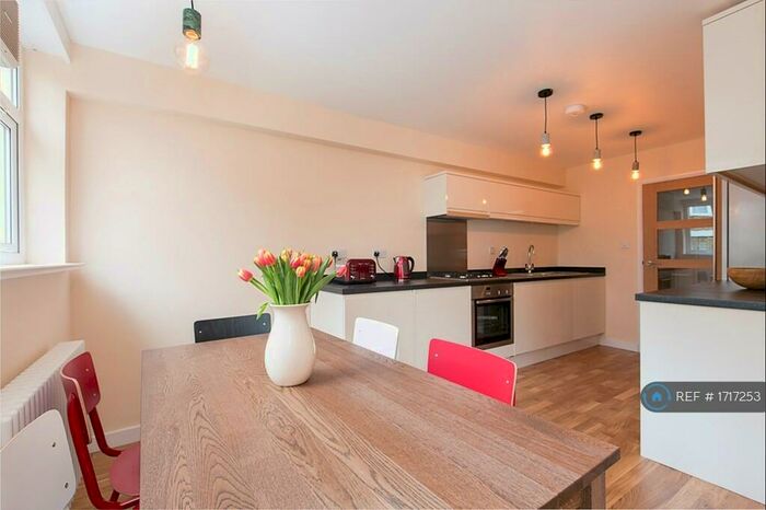3 Bedroom Maisonette To Rent In Stratton Court, London, N1