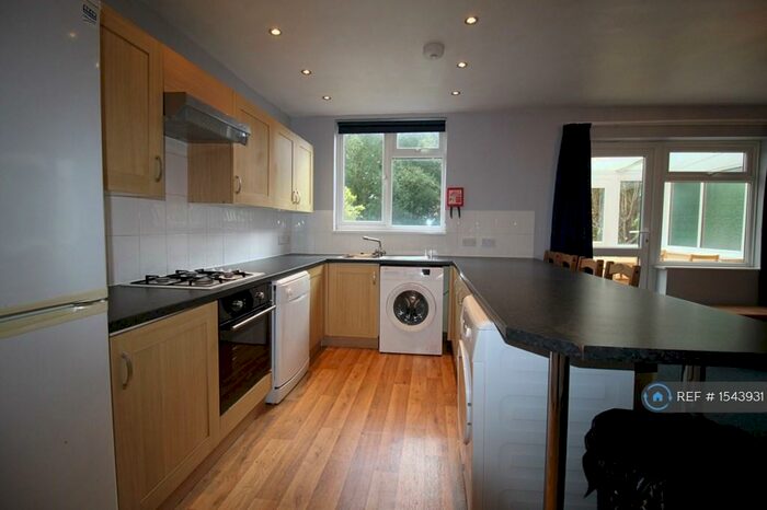 4 Bedroom Semi-Detached House To Rent In Harefield Road, Southampton, SO17