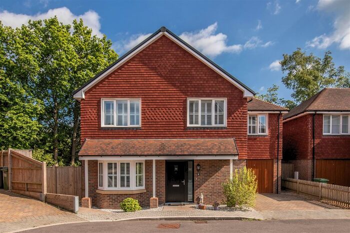 5 Bedroom Detached House For Sale In Parkside Close, Heathfield, TN21