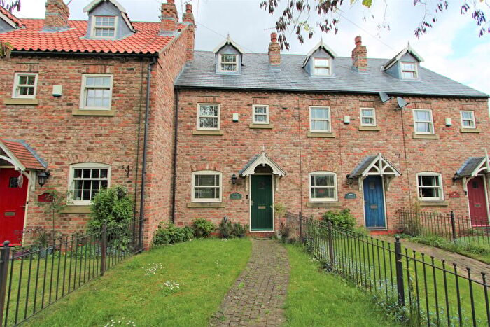 3 Bedroom Town House To Rent In Westgate, Tickhill, Doncaster, DN11