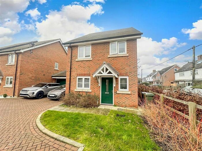3 Bedroom Link Detached House For Sale In Seymour Drive, Marden, Tonbridge, Kent, TN12