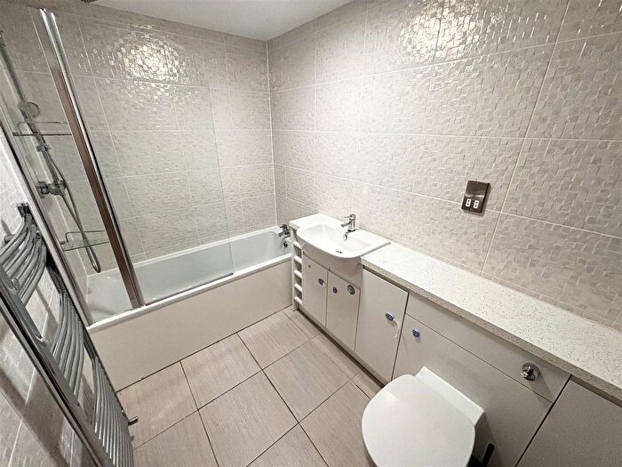 5 Bedroom Semi-detached House To Rent In Marsland Road, Sale, M33