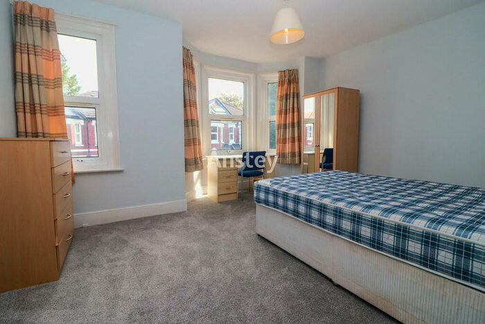 4 Bedroom Semi-Detached House To Rent In Newcombe Road, Southampton, SO15