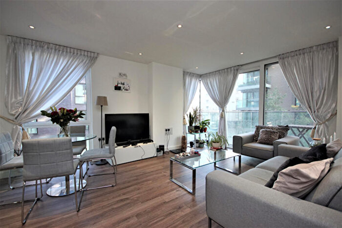2 Bedroom Apartment To Rent In Devan Grove, Manor House, N4