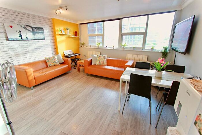 2 Bedroom Flat To Rent In High Road, London, N12