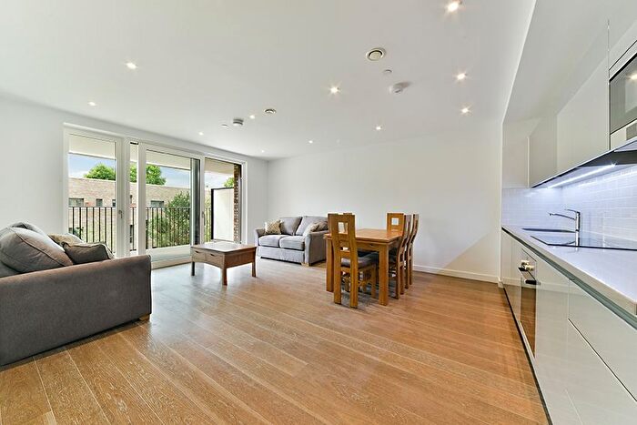 2 Bedroom Flat To Rent In Heygate Street, Elephant Amp; Castle, London, SE17