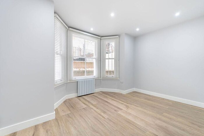 1 Bedroom Flat To Rent In St Charles Square, Ladbroke Grove, London, W10