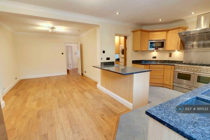 3 Bedroom Detached House To Rent In Osidge Lane, London, N14